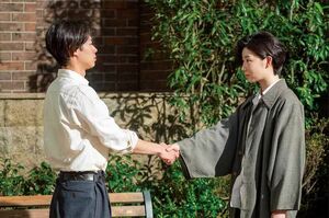 「一緒にやらないか。弁護士事務所」と、よね。轟と固い握手を交わす名場面（『虎に翼』51話）(c)NHK