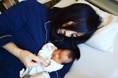 長女・芽依ちゃんを抱いて。「呼びやすくて、海外の方にも覚えてもらいやすい名前にしました」