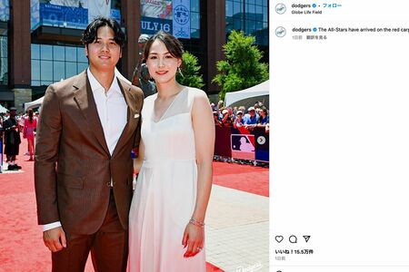 大谷と真美子夫人とデコピンの3ショット。ブラウンスーツの大谷とホワイトドレスの真美子夫人で、デコピンカラーのコーデ(大谷翔平公式インスタグラムより)