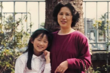 母が徐々に変わっていく中、自分が絶対に母を支えると決意した(写真は岩佐まりさん提供)