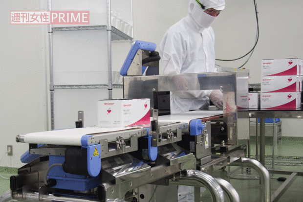 【7数量検査&遺物検査】手作業によってマスクが箱詰めされる。その後、金属異物の混入がないか、枚数に間違いがないかをセンサーに通して最終チェック