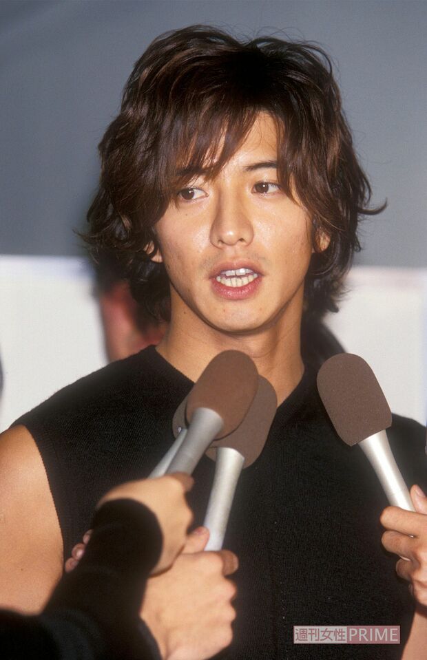 2000年11月、工藤静香との結婚を報告した木村拓哉