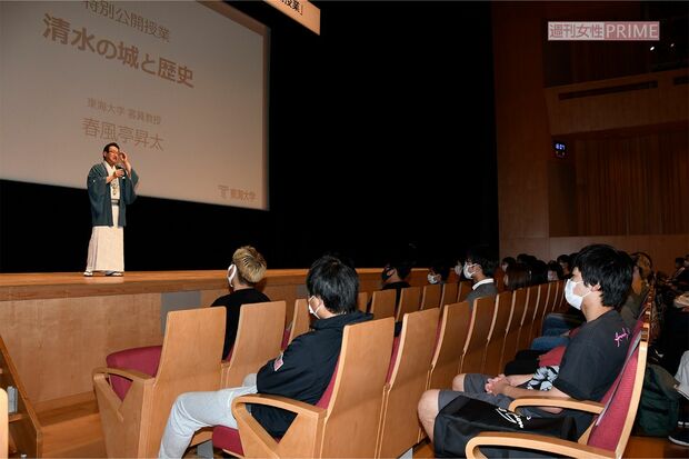 11月22日に行われた公開授業の様子。学生や一般客の前で噺家らしい軽快なトークを披露（提供・東海大学）