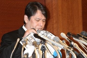 髪とひげを整え、サングラスもはずして臨んだ謝罪会見。まるで別人
