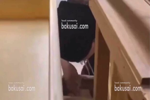 ネットで拡散されているバイトテロ動画。新潟県にある『荒川らーめん魂あしら』のバックヤードと思しき場所で従業員と思われる男性が、茹でる前の麺を素手でパクパクと口に（『爆サイ.com』の公式Xより https://x.com/bakusai_com/status/1850759396655329745）