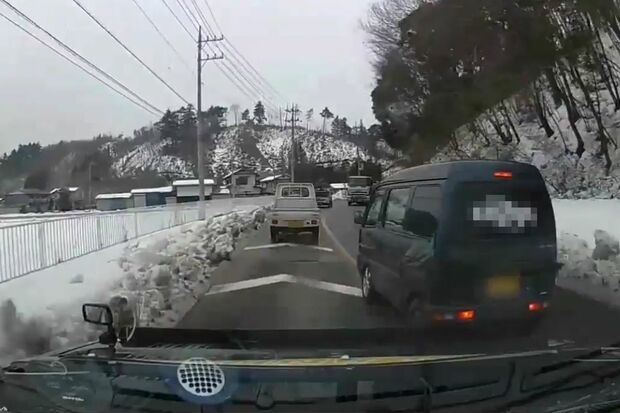 写真右の黒い車は無理やり割り込み、前の軽トラックには何度もクラクションを鳴らした(写真提供/JAFメディアワークス)