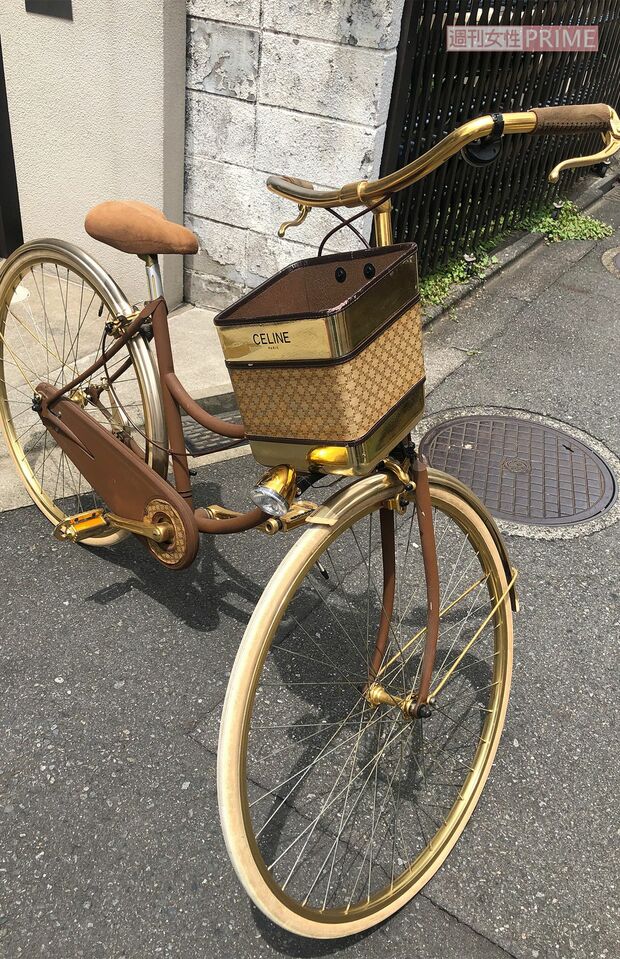 『古畑任三郎』シリーズで田村さんが撮影で使用した自転車。大切に保管され今も黄金色に輝いている