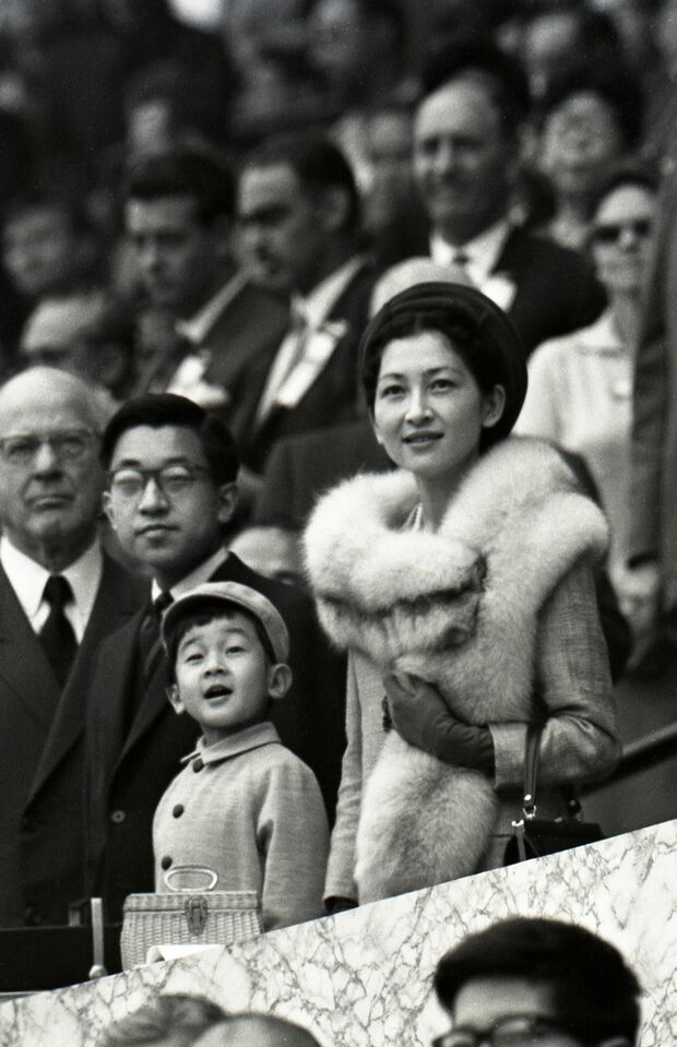 国立競技場で、両陛下とアベベの快走をご覧になる幼き日の皇太子さま('64年10月)