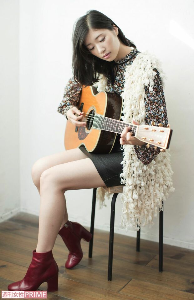 高校の友達とバンドを組み、ストレス発散にギターを弾いているという相楽樹　撮影／廣瀬靖士　