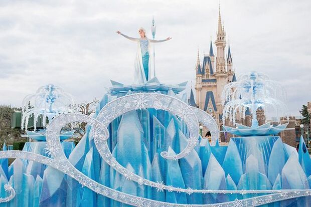 氷のお城の上に現れるエルサ。雪遊びがしたいというアナの願いを聞いたエルサは……。 (c)DISNEY/PIXAR