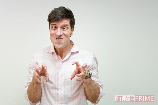 「テレビではあまりやらないけど、実は変顔がすごく得意なんですよ！」とカメラに向かって次々と変顔を披露してくれたパックン