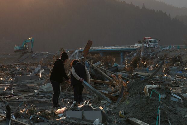 震災後はドロドロだった土も、次第に固まっていく。重機がないと、片付けられなくなっていった（陸前高田市、2011年3月29日〜4月1日）