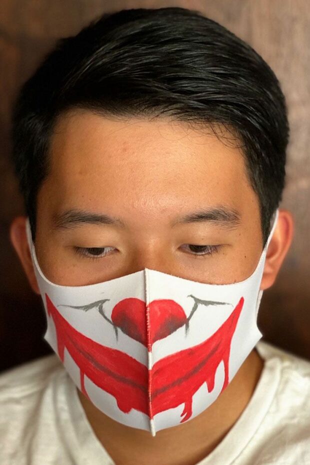 【ハロウィン仕様マスク】つけたときの位置を想定しながら、大きな口と鼻を赤と黒のペンで描く。唇から流れ出る血をプラスすると怖さが増してハロウィンらしく。布マスクはガーゼより表面がなめらかな生地のものを選ぶと描きやすい