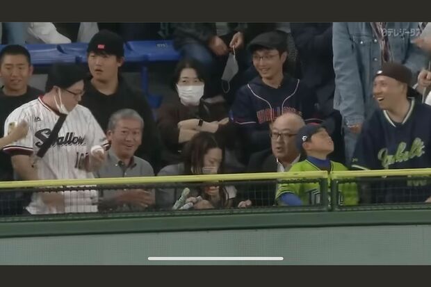 5月2日の「巨人VSヤクルト戦」での騒動の原因となったシーン(『DRAMATIC BASEBALL』チャンネルより)