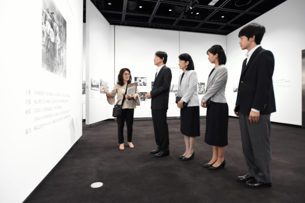 戦後80年の節目に、原爆投下直後の写真などを展示する企画展を見学した秋篠宮ご一家（2025年7月11日）