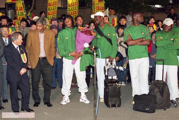 '02年、真夜中に中津江村についたカメルーンの選手たち。空港や村で出迎えた人の多さに驚いていたという