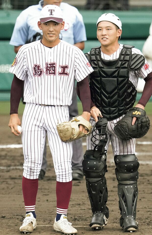 佐賀鳥栖工業の兄弟バッテリー。松延響（1年）、晶音（3年）その名前から“仮面ライダーバッテリー”とも呼ばれる兄（右）と弟（左）（写真／共同通信社）