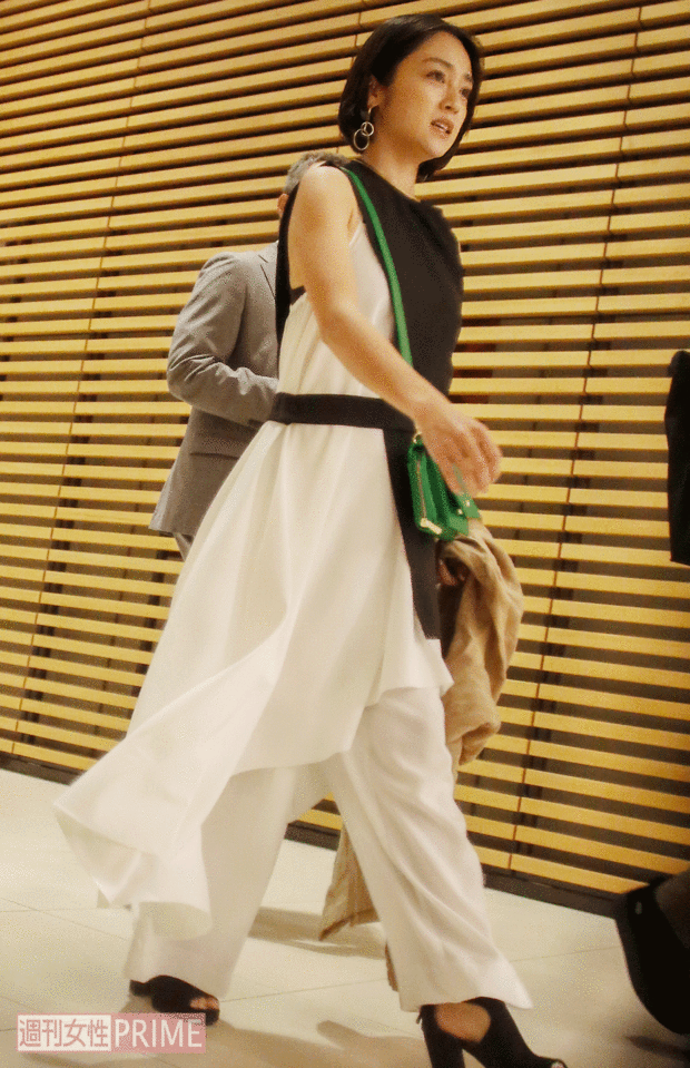 “白黒”スタイルの安達祐実