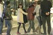 麻布十番で開催された誕生日会での一コマ。みひろの手をひく志村けん(2012年)