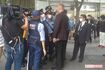一般向けの献花台近くで複数の警官に囲まれる男性