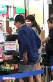 周囲の目をほとんど気にせずに商品を吟味すると美女とレジに向かった