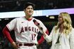 女性リポーターからインタビューされる大谷翔平。日本の女子アナの個別取材は断っているよう　写真／共同通信社