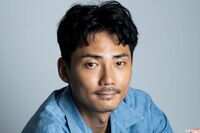 毎熊克哉、最新主演映画『見えない娘 THE INVISIBLES』で三姉妹の父に!明かした俳優人生と私生活の意外な…