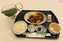 《国会中央食堂レポ》 新進気鋭の飲食企業が運営 幻の熊本地鶏の旨味が溶け込むカレー&塩唐揚げが絶品