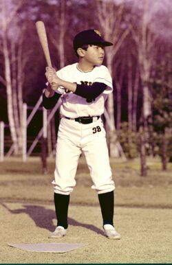 '71年2月、浩宮さま(当時)が11歳のお誕生日を迎えられた際のお写真。東宮御所内のお庭で読売ジャイアンツのユニフォーム姿で野球を。ジャイアンツの長嶋茂雄のファンだった。