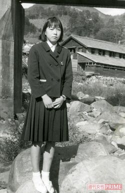 高校生のころ、自宅の玄関先。のどかな町だった