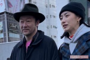 楽しげに談笑する浅野忠信と中田クルミ