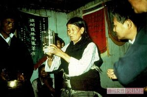 チベット・ラサの健診で採尿カップの使い方を指導する家森先生（右端）