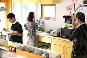 伊鈴さんが遺してくれたレシピノートを見ながらキッチンで母の味を再現する優華さんと健渡くん、それを見守る父・浩徳さん写真/『家族のレシピ』(幻冬舎)より