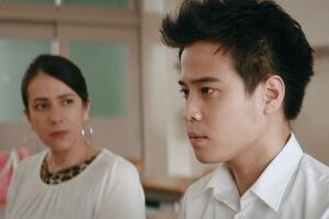 群馬県太田市でフィリピン人の母レイナ（ガウ）と一緒に暮らす高校生の純悟（堀家一希）。純悟の目線から愛の問題を描く。（C）「世界は僕らに気づかない」製作委員会