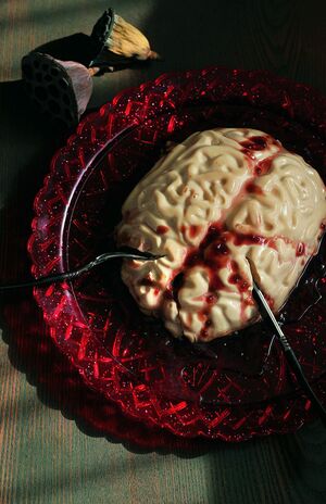 『脳みそパンナコッタ』あまりのリアルさに、切り分けながらつい身震いしてしまうかも!?　作るのも難易度高めかと思いきや、材料を混ぜて冷やすだけと、初心者でも簡単に作れちゃうインパクト大なスイーツです　『可愛くってホラーで美味しい！　キモめし』より