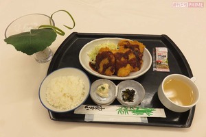 国会中央食堂のBEST3メニューの一つ『チキンカツ定食』