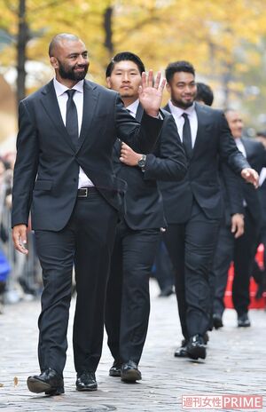 約800mの距離を選手たちが手を振り行進。先頭集団にはリーチ選手や稲垣選手の顔が　撮影／渡邉智裕　