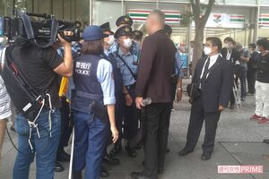 一般向けの献花台近くで複数の警官に囲まれる男性