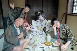 左から岩さん(岡大介)、万丈目吉蔵(藤井隆)、アサリ(前野朋哉)、キース(大野拓朗)。(c)NHK