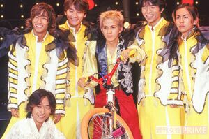 SMAPがトップアイドルへ駆け上がっていくあとを追い、平成5年にKinKi Kids、平成7年にV6を結成。男性アイドル界の中心をジャニーズのタレントが占めることに