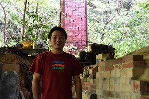 仲間とともに作った新窯と歩む津金さん