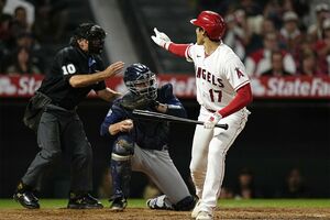 疑惑の判定にジェスチャーもまじえて抗議した大谷翔平。このあと抗議したネビン監督は退場処分に　写真／共同通信社