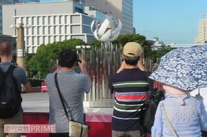 聖火台にカメラを向ける人たち。遠目からしか見ることはできない