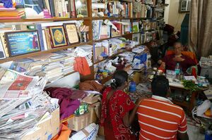 インドラ寺にある10畳ほどの佐々井さんの部屋。ついたての裏にベッドがある。毎日のように人々が陳情に訪れる 撮影/白石あづさ