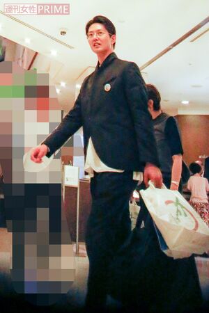 工藤阿須加 周囲のスタッフに「お疲れさまです!」と元気に挨拶をして登場