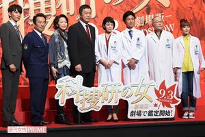 8月にあった劇場版『科捜研の女』の完成報告イベントで出演者たちがズラッと並んだ。左から石井一彰、金田明夫、若村麻由美、内藤剛志、沢口靖子、風間トオル、斉藤暁、山本ひかる