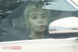 6月下旬、車で自宅から出てきたChara。13日からは全国ツアーがスタート