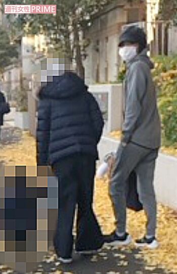 散歩中の藤原は時折、人目を気にしていたが、妻と子どもに寄り添いながら楽しそうに話していた