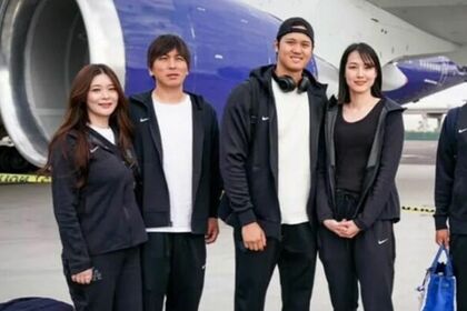 大谷翔平や真美子夫人と並んで記念写真に収まる水原一平夫妻(大谷翔平公式インスタグラムより)