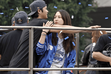 米大リーグ、ワールドシリーズ2連覇を達成したドジャースの優勝パレードに参加した大谷翔平と妻の真美子さん（写真／共同通信）